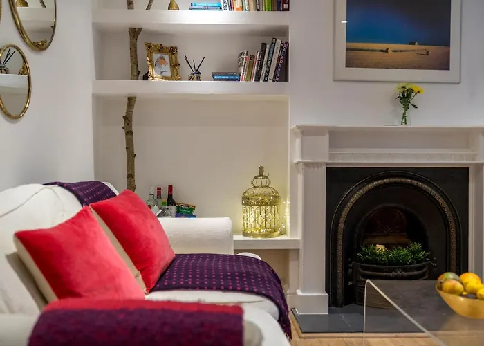 Stylish Flat With Private Yard In Shepherd Bush