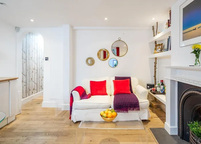 Stylish Flat With Private Yard In Shepherd Bush