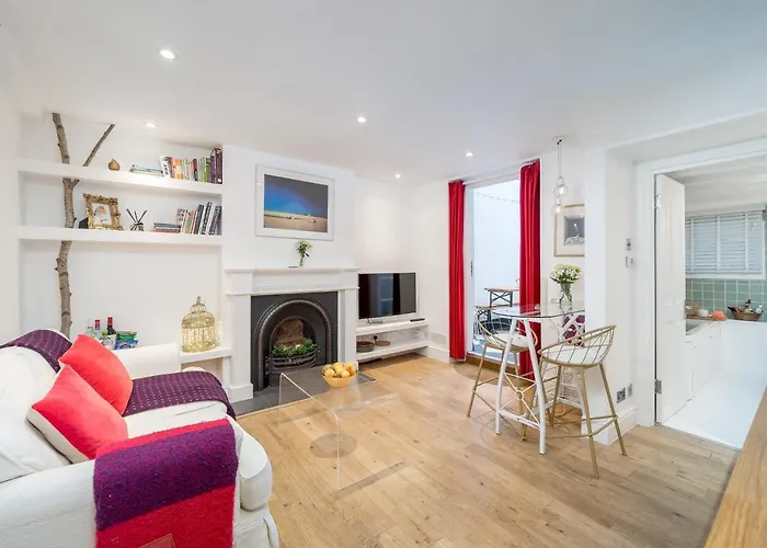 Stylish Flat With Private Yard In Shepherd Bush